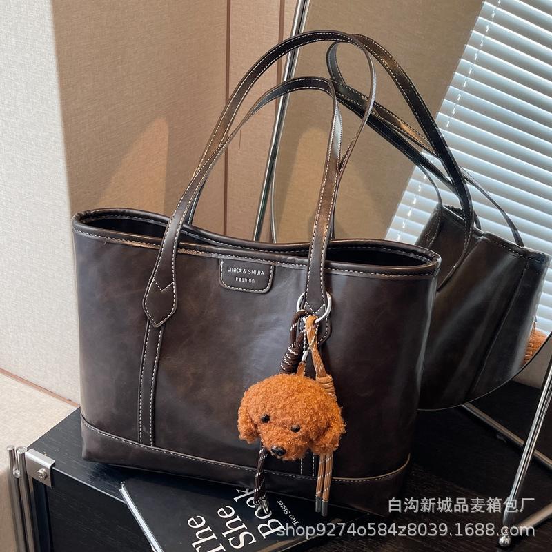 Large-capacity tote bag women's 2025 autumn and winter new fashionable simple casual shoulder bag commuting to work textured bag