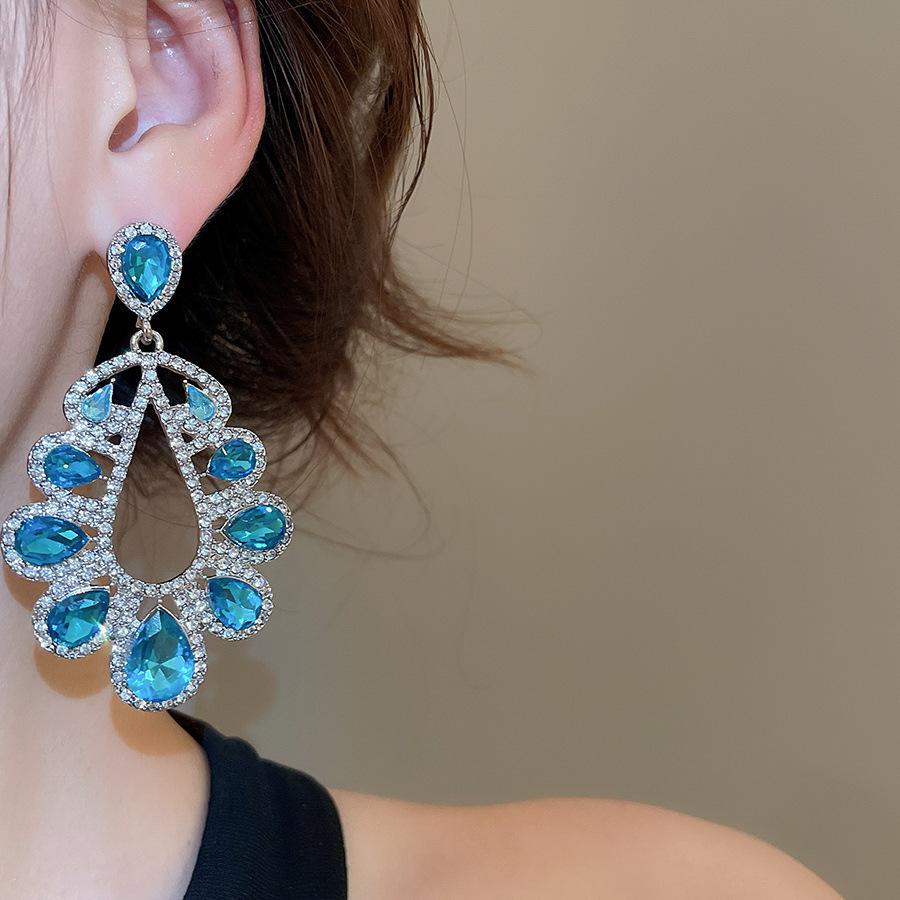 Silbernadel Strass Tränenohrringe: Luxuriöse, Modische, Hochwertige Hofstil-Stecker mit einem Individualistischen, Übertriebenen Design.