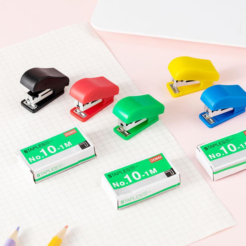 Graffettatrice Compatta per Studenti: Creativo, Risparmio di manodopera, Dimensioni ridotte per rilegare fogli di test e cancelleria.
