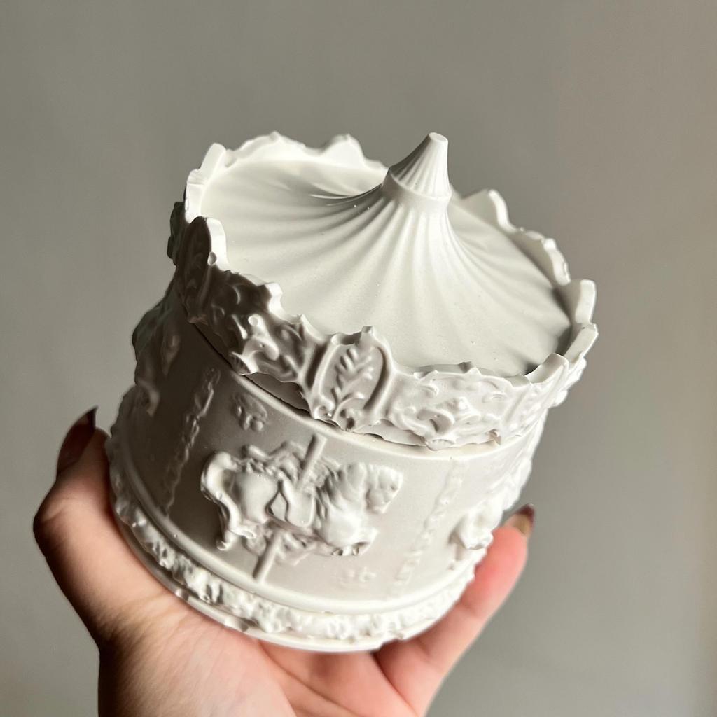 Drewniana forma do słoików w kształcie konika, okrągła forma do świec gipsowych, forma silikonowa, forma ceramiczna do gipsu i cementu.