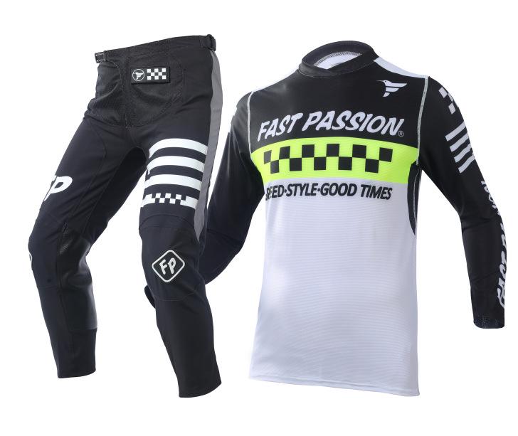 

Speed & Passion представляет собственный бренд внедорожных мотоциклов и высококачественные дышащие костюмы для езды. XXL