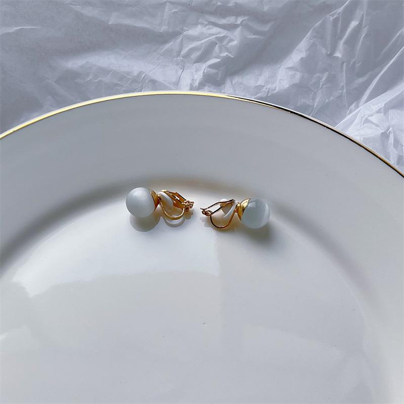 Vielseitige Retro-Mode Ohrringe mit Perlen und Katzenauge: Rote, nicht durchstechende Mückencoil-Ohrclips für Damen