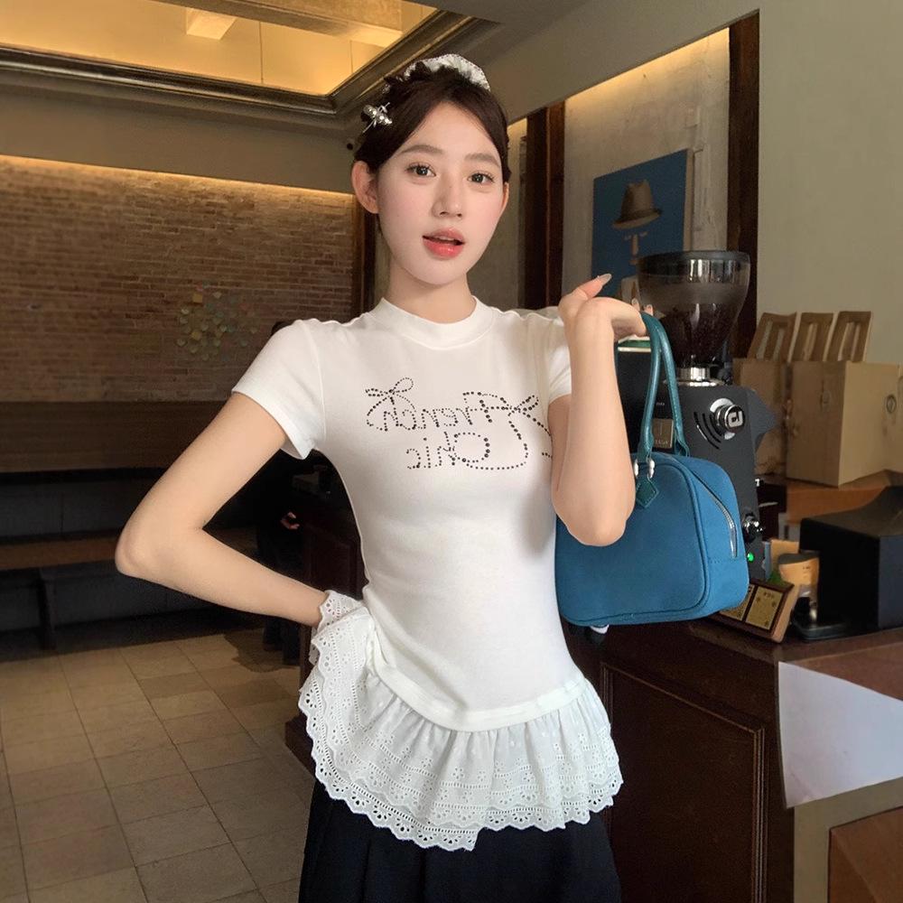 

Французская нишевая футболка в балетном стиле, облегающего кроя, с уникальным буквенным дизайном и акцентами из стразов M Premium белый