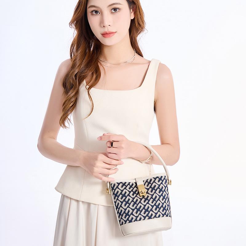 Textured Portable Bucket Bag Women's 2025 New Trendy Fashion Versatile Commuter Large Capacity Shoulder Bag Messenger Bag Women