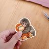 Protect Punch The Monkey Aufkleber Niedlicher Babyaffe hält Plüschtier Aufkleber Warme Heilungsaufkleber für Kinder Dekoration Und Geschenke