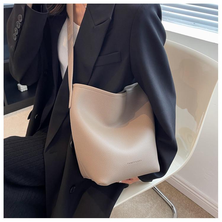 Ielgy Retro Female Bag High-End Feel Cross-Body Niche Design Bucket Bag