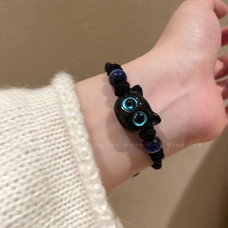

Sweet and Cool Niche Design Small Cat Knitted Bracelet - A Romantic Gift for Couples, Featuring A Monster Theme. Yellow eyes