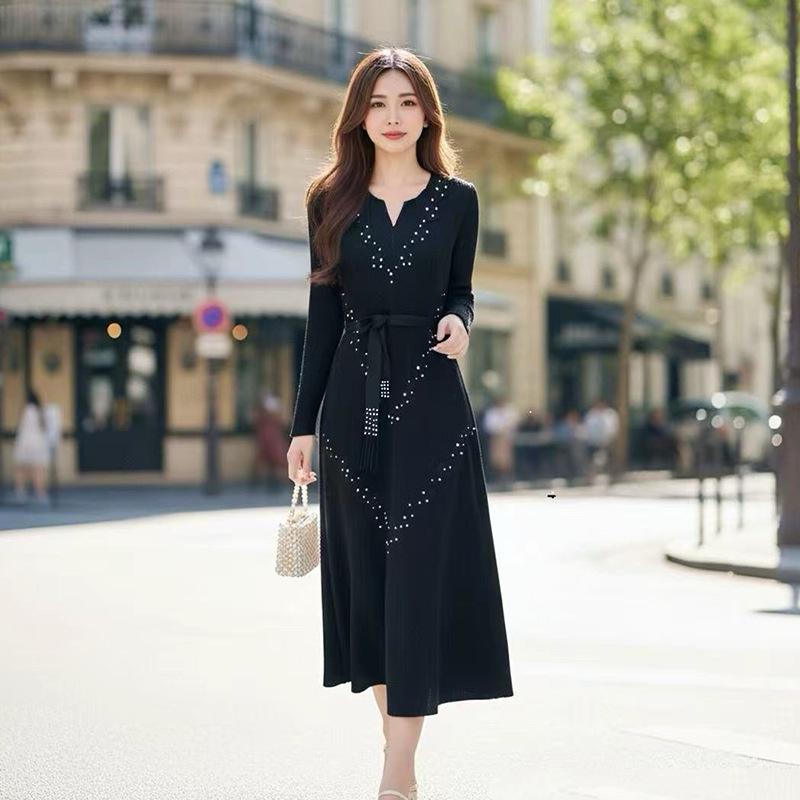 Elegant European & American Plus Size Pleated Dress: Waist-Cinching, Slimming, with Stylish Drill Details.