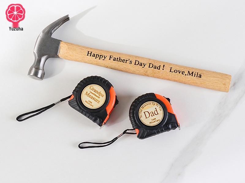 Gravírovaná sada svinovacího metru a kladiva - Jedinečný dárek ke Dni otců nebo pro přítele