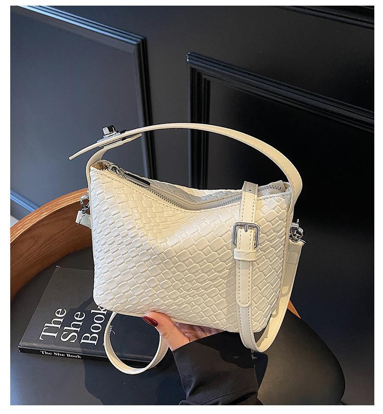 This Year's Popular Women's Bag Weaving Design Korean Version Messenger Bag Foreign Style Commuter Handbag Women's New Temperament Single