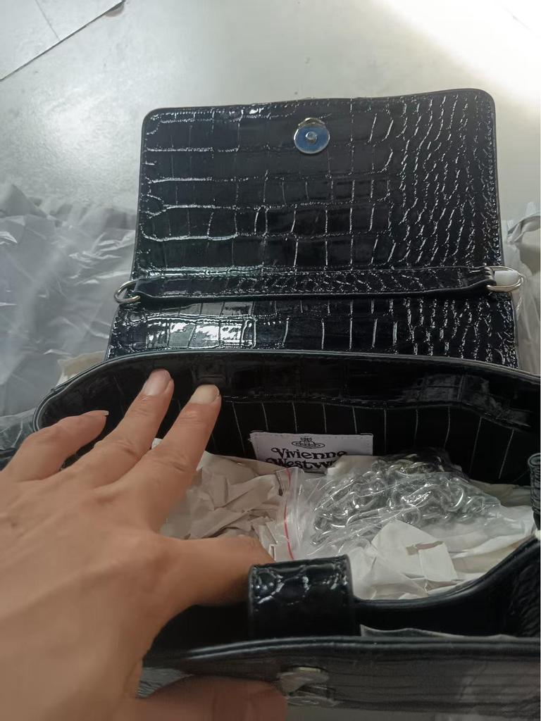 Bolsa Cruzada de Cuero Patentado Estilo 'Hot Girl' Saturno Cocodrilo Baguette Primavera 2025