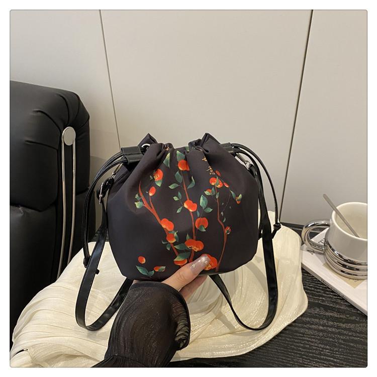 

Lucky bag Xiangyun dragon scale pattern 2025 new national style new Chinese style middle-aged and elderly mother crossbody senior sense ingot bag