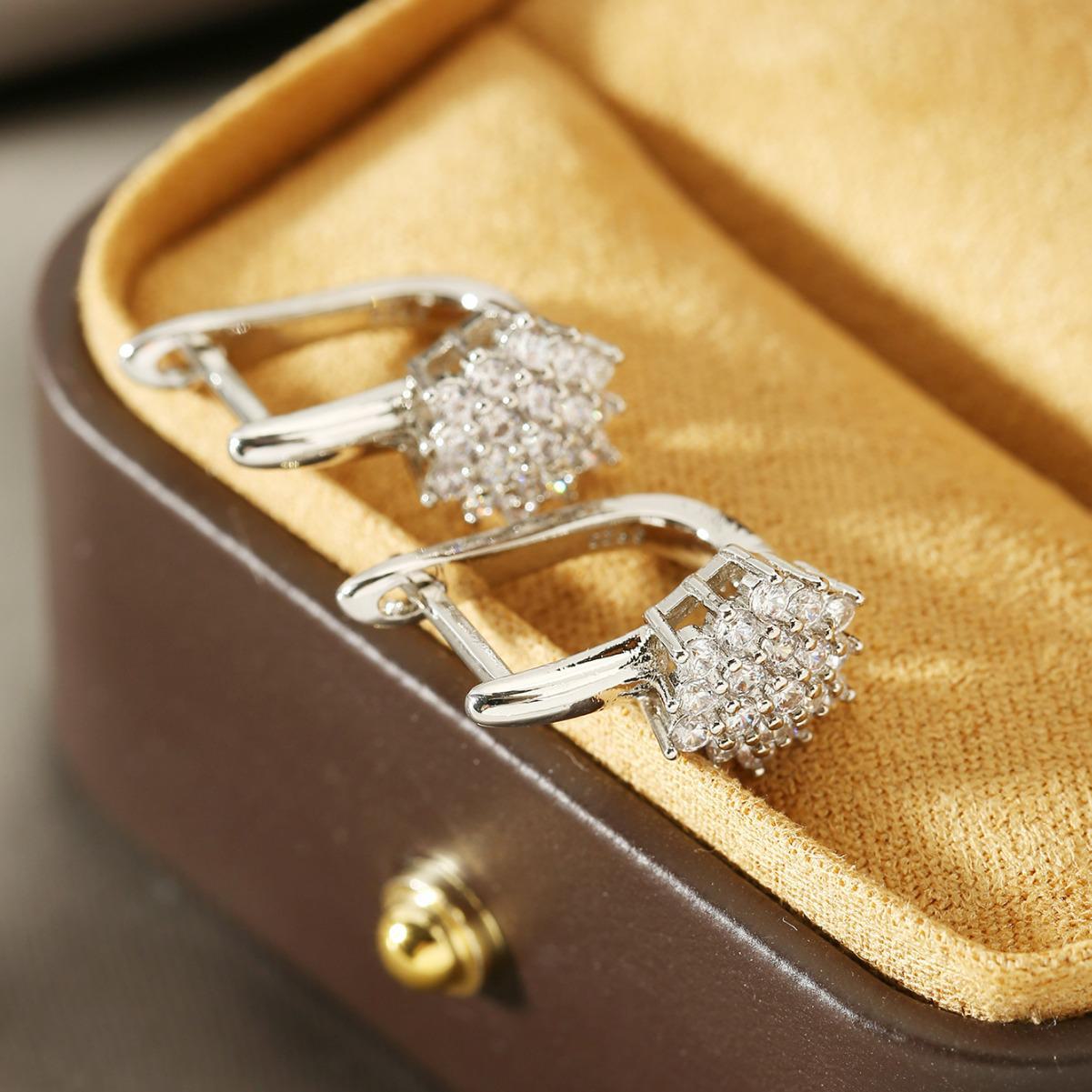 

Серьги-цветы из меди и циркония во французском стиле: Элегантный женский аксессуар U-образной формы