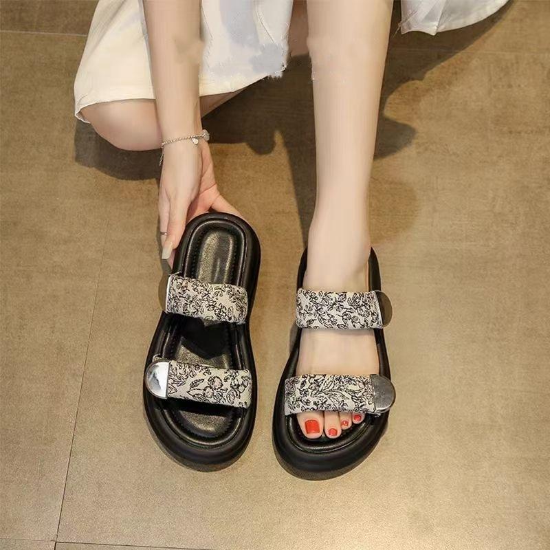 

Тапочки женские летние 2025 новые высококлассные модные с юбкой платформа пляжные сандалии супер огонь сандалии 40 белый