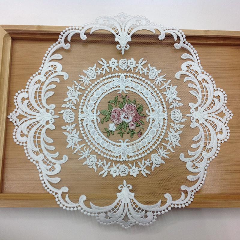 1 Pezzo Tovaglietta Ricamata a Mano con Fiori per Tavolo da Pranzo, Stile Europeo con Pizzo, Isolante, Sottopiatto, Sottobicchiere Antiscottatura, Pad per Tavolo