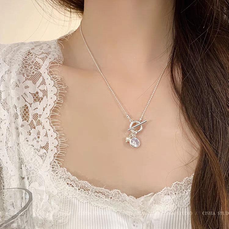 Elegante minimalistische Kreisanhänger-Halskette für Frauen 2025