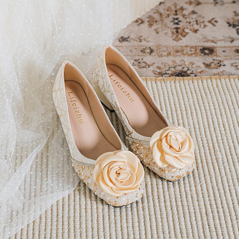 

Fashion famous flower women pumps pointed toe sequines cloth high heels shoes pearl beading floral party pumps shoes big size 43 35