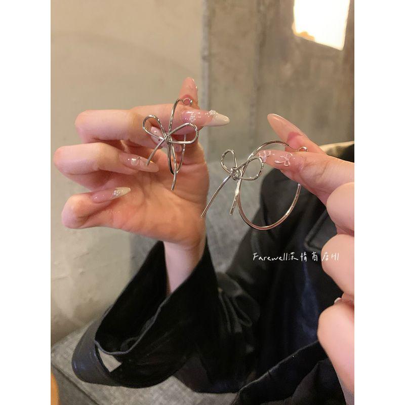 

Нишевый стиль Женские уникальные квадратные и круглые Лицо Большое серьги-кольца с бантами Pair of silver Bows earrings