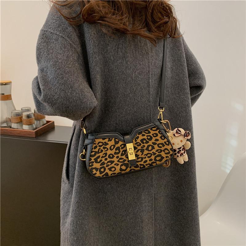 This year, the popular retro matte small bag women's 2025 new autumn and winter versatile messenger bag shoulder underarm bag