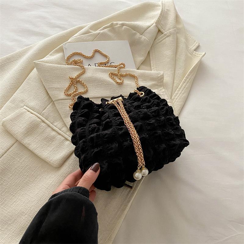 

Мода и красота, популярные в этом году маленькие сумки для женщин 2024 лето новый иностранный стиль сумка-мессенджер сумка-ведро прилив чёрный