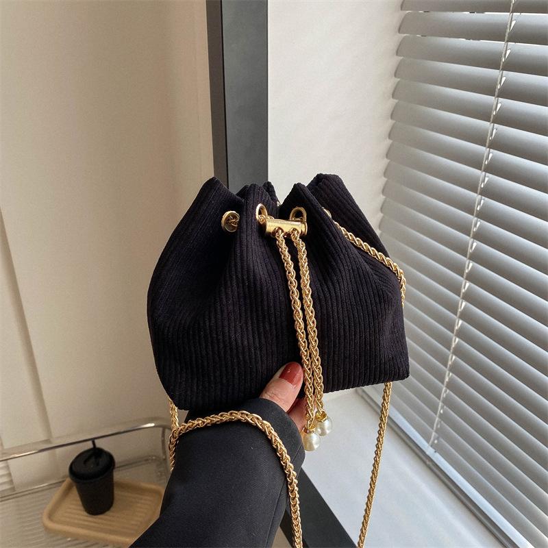 

Простая вельветовая текстура женская сумка в иностранном стиле 2024 года, новая мода, интернет-знаменитость, сумка-ведро с ремешком через плечо чёрный