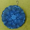 Blauer Metall Windspinner Außenbereich Innenbereich Gartendekor Dynamische wirbelnde Skulptur für Terrasse Hof Hängehaken Kreisdesign Windspiele