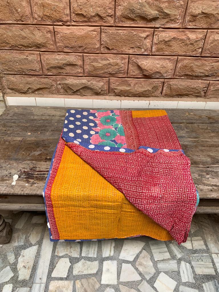 Vintage Kantha Quilt: Handgefertigte Wendbare Baumwoll-Überwurfdecke