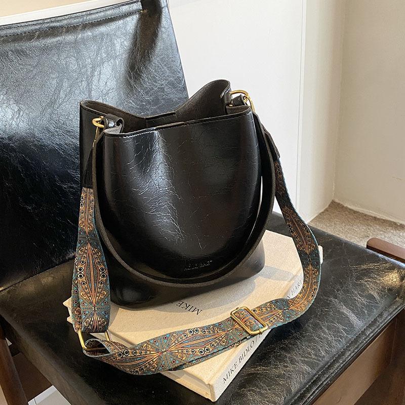 Wholesale Bags Women's 2025 Autumn New Fashion Shoulder Bag Commuting To Work Soft Leather Large-capacity Bucket Bag