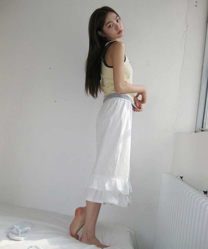 PISCESS Lace Frill Capri Pants_Ivory