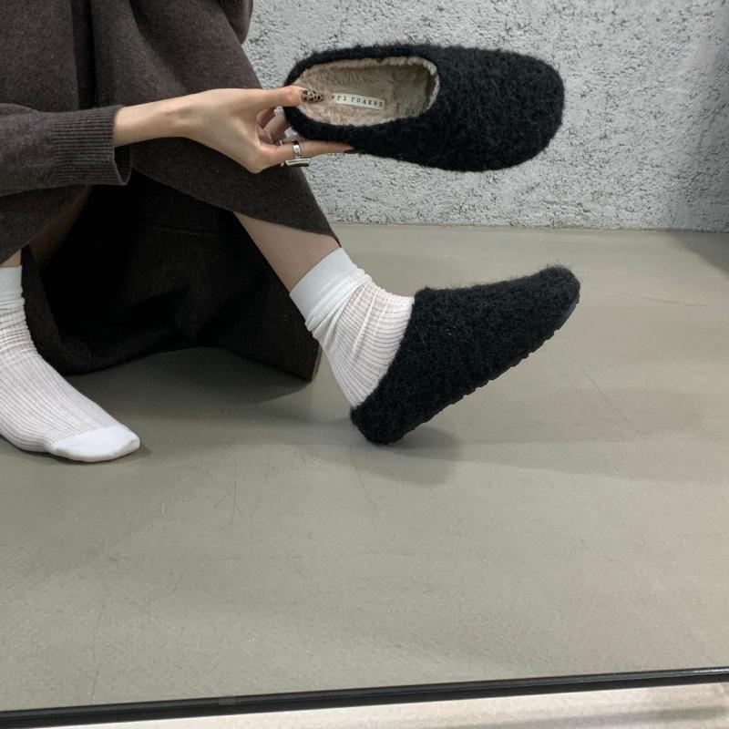 Koreansk version av avslappnade fluffiga tofflor dam 2025 nya vinterkläder plattbottnade lata Muleskor med fleeceväska huvud och halvdrag