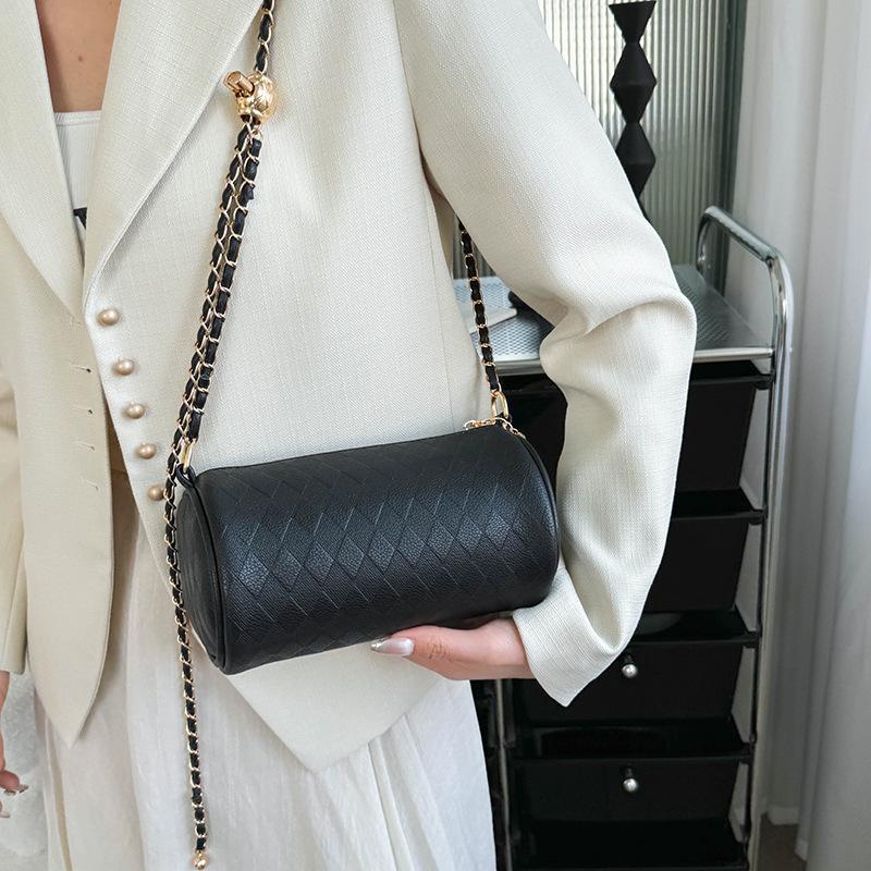 Rhombus chain niche design bag 2025 spring new women's bag versatile messenger bag fashion super fire cylinder bag