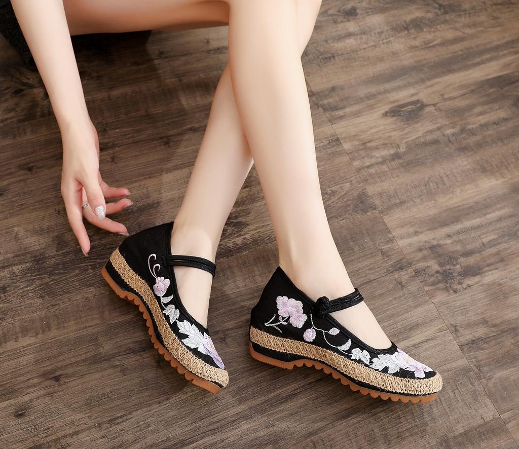 Women's Shoes with Linen Edging and Antique Embroidered Shoes and Cloth Shoe with Round Head In Spring and Autumn Female