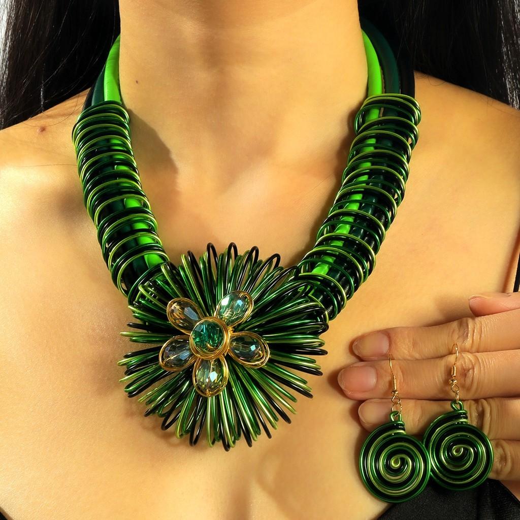 Modern Water Crystal Floral Jewelry Set With Alloy And Embossed Embedding For Spring Wear