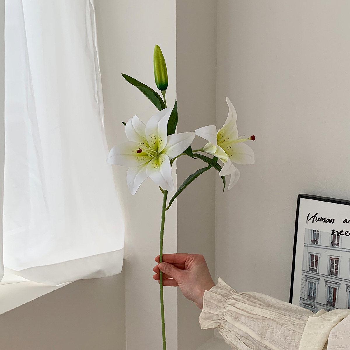 Букет искусственных цветов Лилии для гостиной и обеденного стола - Шелковая цветочная композиция в вазе