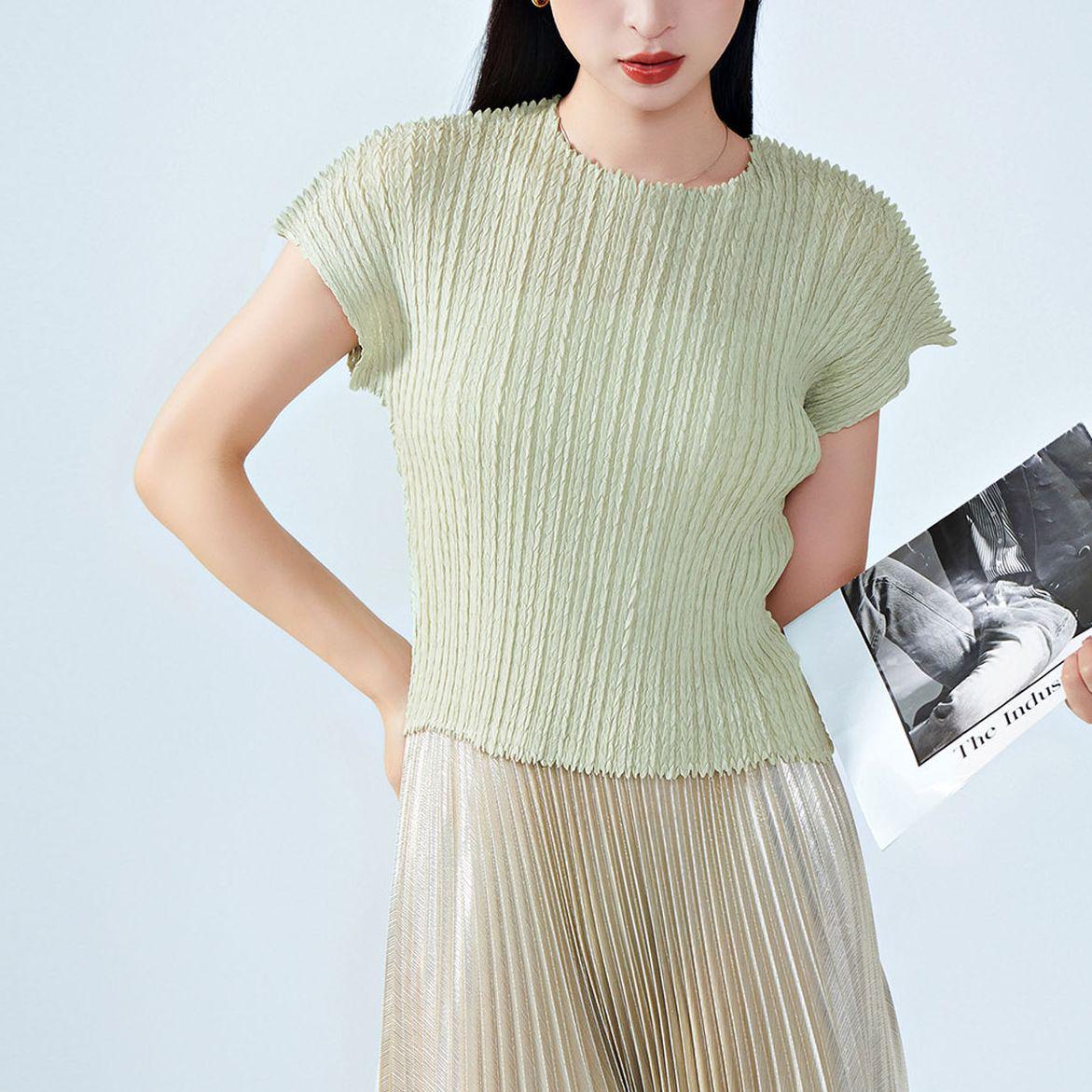 

Женская летняя приталенная футболка с плиссировкой и круглым вырезом One Size