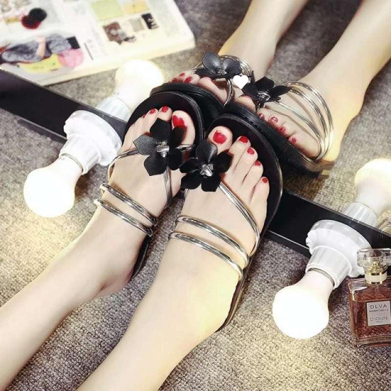 Korean Version 2025 Summer New Fashion Outer Slippers Women's Rhinestone Hong Kong Style Flat Bottom One-word Drag Beach Sandals Women