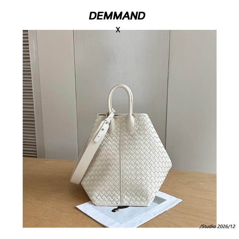 New woven tote bag for women, large capacity single shoulder crossbody bag, fashionable commuter handbag, versatile and high-end