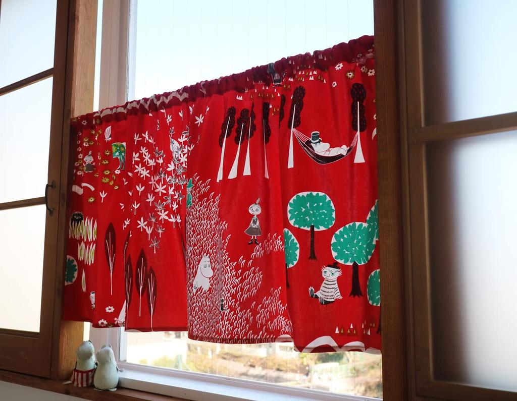 Quarter Report Moomin Small Window Privacy Cafe Curtain Red 140cm Wide X 52cm Long Cotton In (MOOMIN) "I'm Here" 100% [Made Japan]