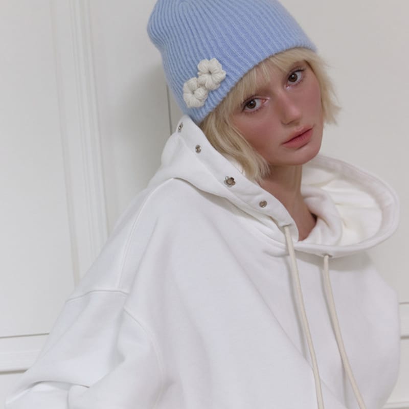 

MEENDERI FLOWER FLAKE BEANIE - SKY BLUE OS