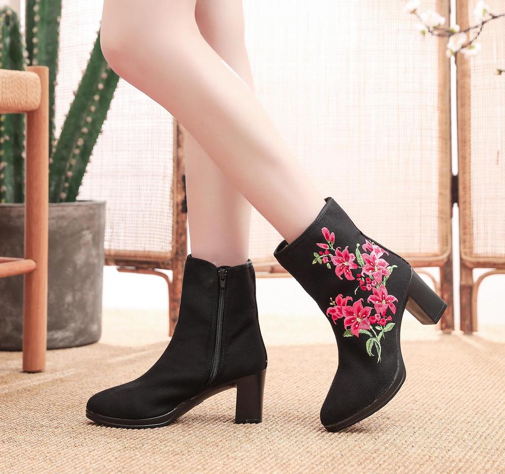 Krátké vyšívané sametové lodičky na jaro/podzim, k dispozici i větší velikosti.