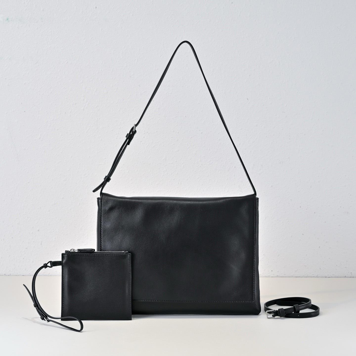 

Niche Minimalist Mail Carrier Bag, Simple Envelope Bag, Sheepskin Shoulder Bag, All-steel Hardware Buckle, Flip Seam, Armpit Bag. 31x2x23cm