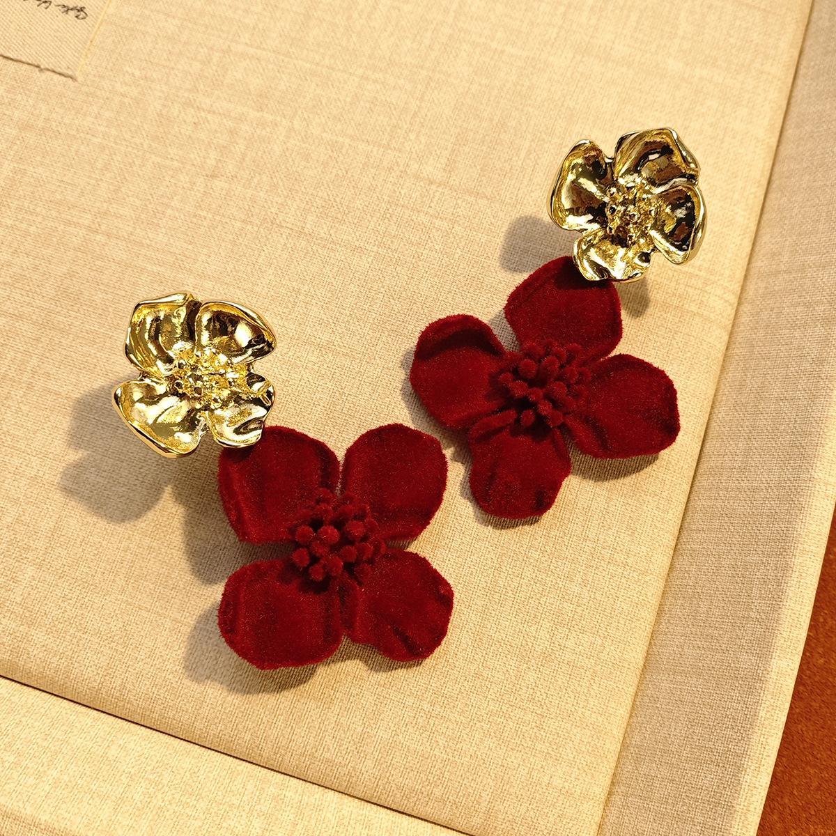 Французские Флокированные Плиссированные Серьги-Гвоздики с Цветами для Женщин, Осенне-Зимние Ретро Легкая Роскошь Анкара Красный Серьги с Темпераментом