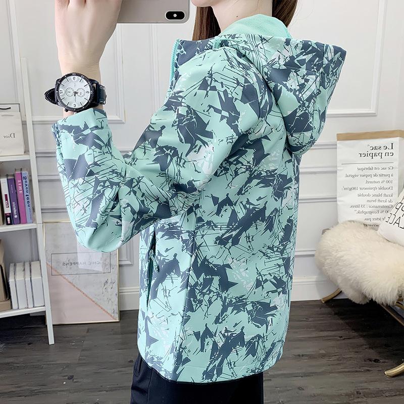 Outdoor Soft Shell Jacket Women's Autumn and Winter Camouflage Windproof Waterproof Breathable Thin Sports Jacket Velvet Warm Long Sleeves