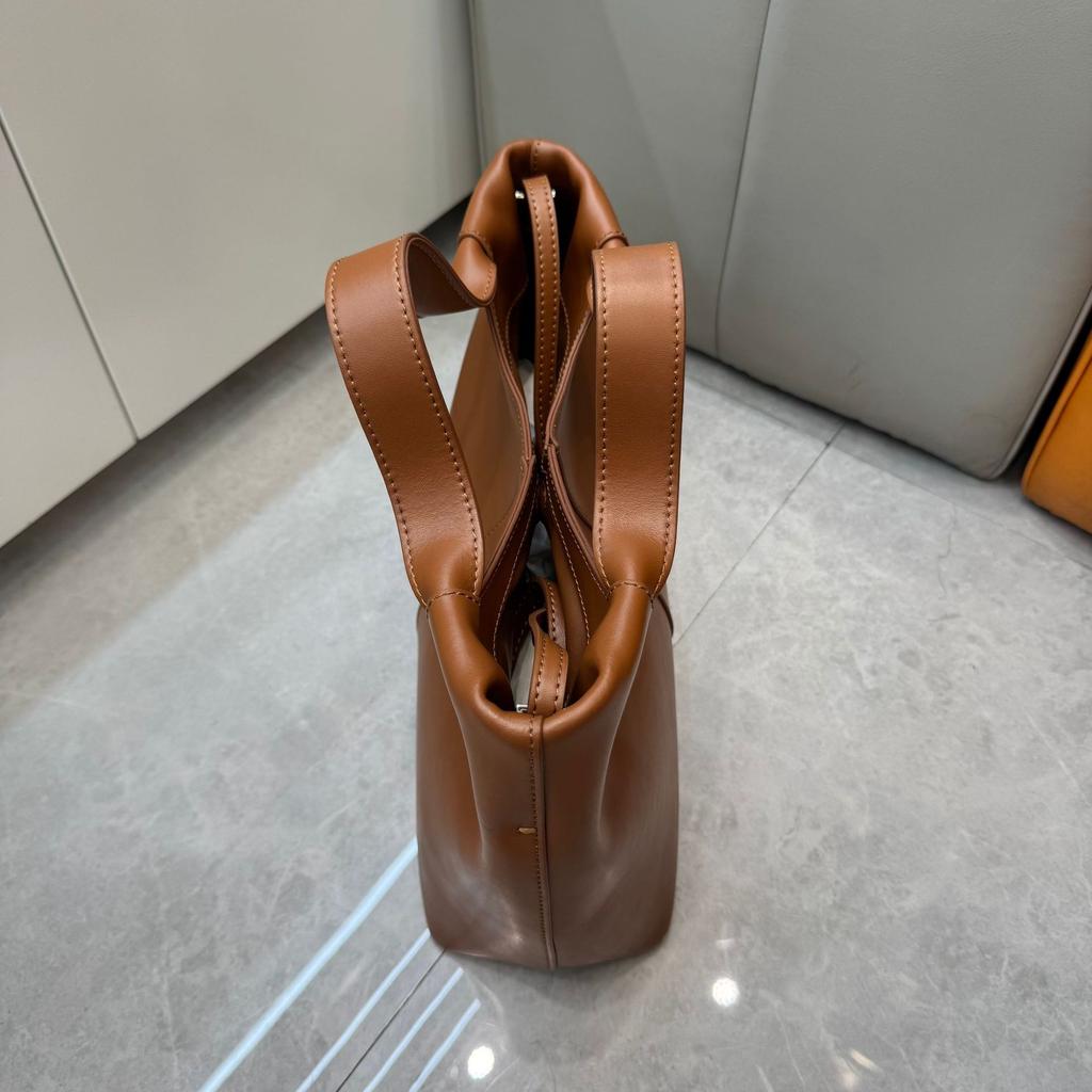 2025 Cross-border First-layer Cowhide Retro Large-capacity Magnetic Tote Bag Handbag Commuter Versatile Messenger Bag Bag Woman