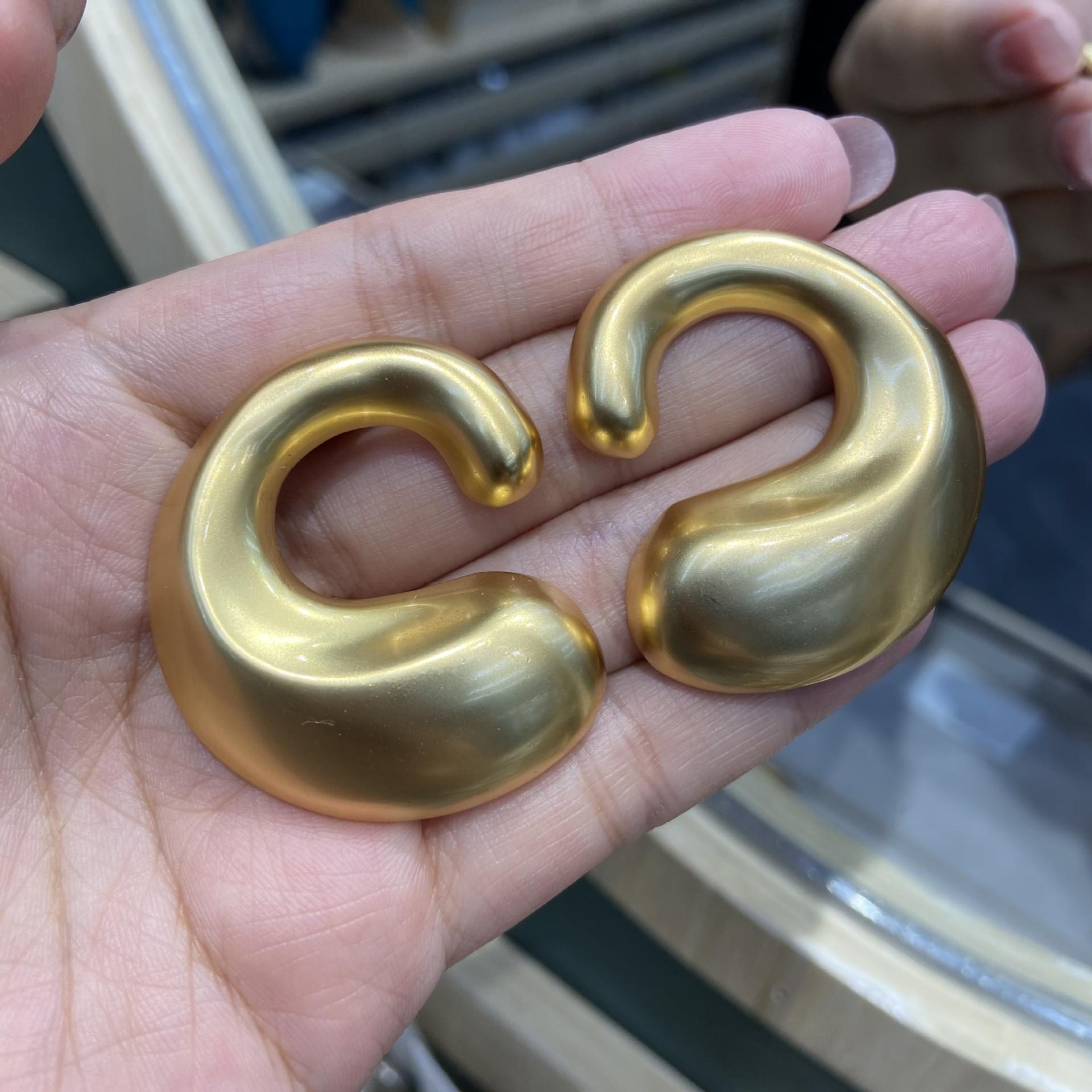 Hong Kong Style Simple Personality Fashion Geometric Comma Stud Earrings Twist Design Sense Modeling Copper Plated 18K Gold Glossy Earrings