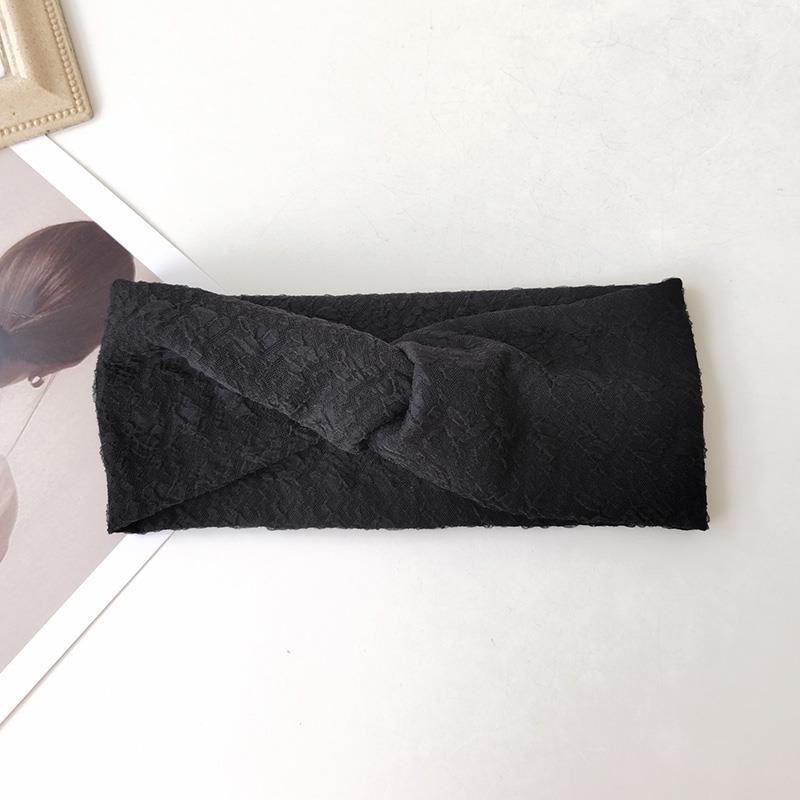 

Тонкая дышащая эластичная повязка на голову может использоваться женщинами для умывания лица, когда они выходят на улицу.. Послеродовой головной убор завязывается летом, повязка