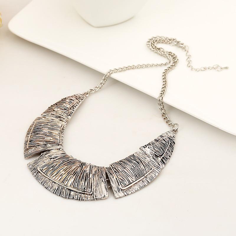 

Vintage Palace Style Metal Bib Necklace With Geometric Design For Retro Fashion Enthusiasts срібний