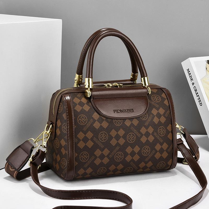 

New large-capacity Boston women s bags, fashionable portable one-shoulder crossbody pillow bags, and women s one-piece delivery.