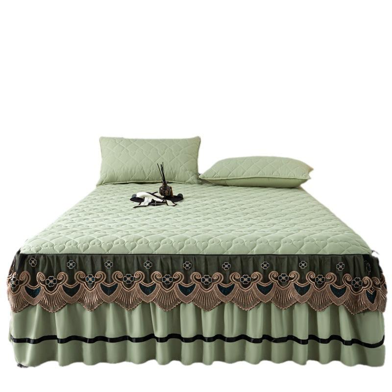 Zlatá vyšívaná krajková sukně přes postel Silný prošívaný vzor ve tvaru srdce Přehoz na postel Domácí prostěradla a přehozy odolné proti opotřebení