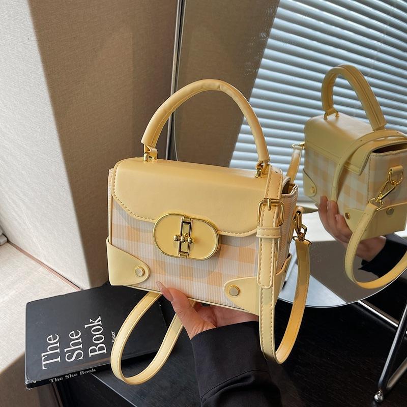 Today's popular bags are women's new high-end plaid one-shoulder messenger bags and small square bags.